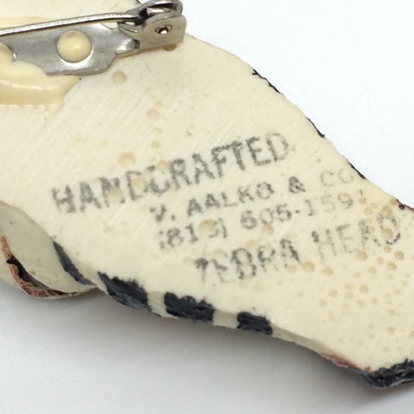 VINTAGE LARGE ZEBRA HEAD HANDCRAFTED SIGNED PLASTIC BROOCH 80S STATEMENT SAFARI - Picture 11 of 15